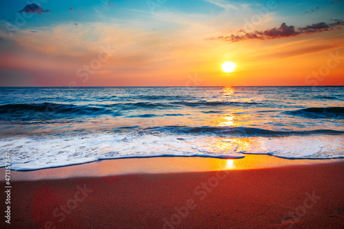 piękny tropikalny zachód słońca i morze