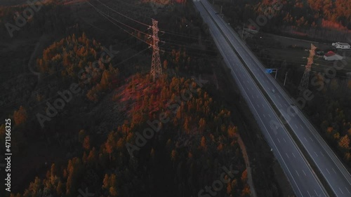 A highway in Portugal during a golden sunrise - Uma autoestrada em Portugal durante um dourado nascer do sol
