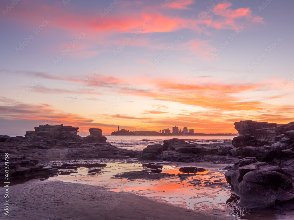 Obraz premium Colourful Seaside Sunrise with Cloud Reflections