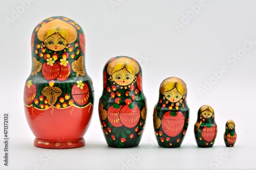 Conjunto de muñecas tradicionales rusas hechas de madera, matrioskas photo