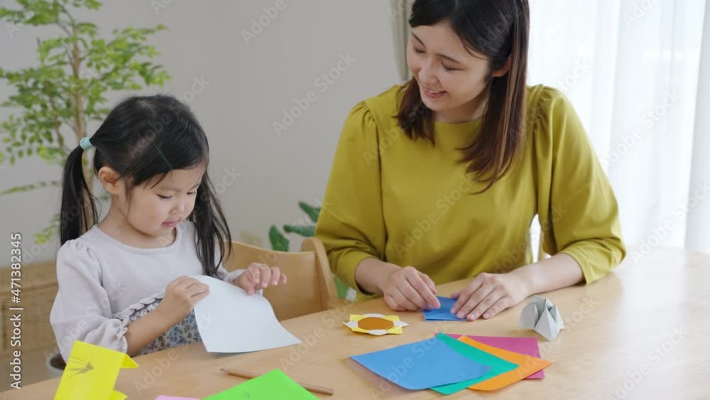折り紙で遊ぶ4歳の子供(育児・子育て) 折り紙で遊ぶ4歳の子供(育児・子育て)