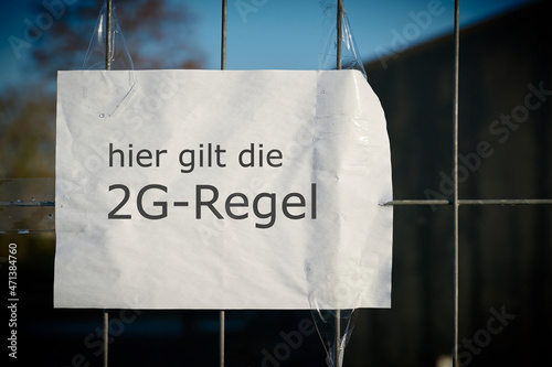 Schild am Zaun eines Veranstaltungsortes mit der Aufschrift hier gilt die 2G-Regel photo