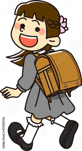 茶色のランドセルを背負う小学生の女の子