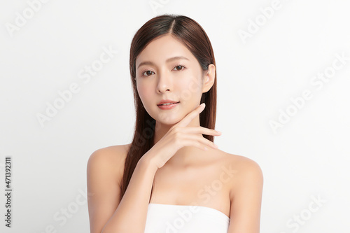 Tableau sur toile Beautiful young asian woman with clean fresh skin on white background, Face care, Facial treatment, Cosmetology, beauty and spa, Asian women portrait