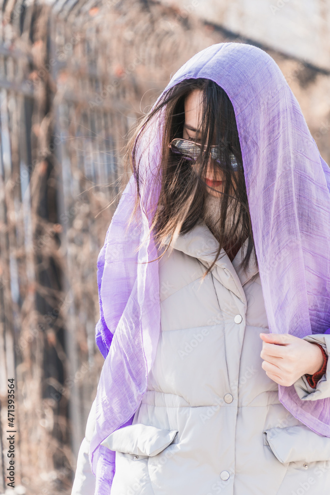 Obraz premium Oriental women on outdoor vacation in late autumn