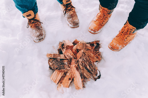 Εκτύπωση καμβά Two people stand in the snow near campfire. Winter theme