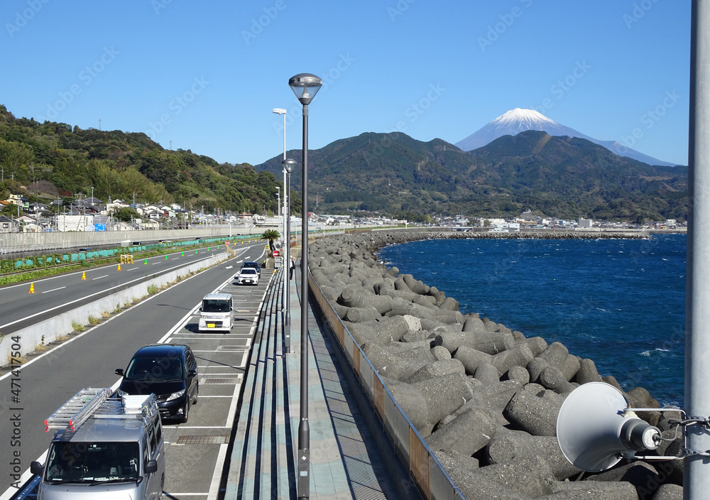 Obraz premium 東名高速道路下り線由比PAから望む富士山と駿河湾 風景写真 日本