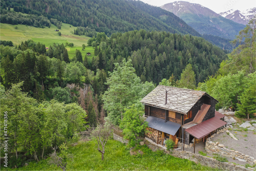 Entorno boscoso suizo desde punto de vista aéreo.