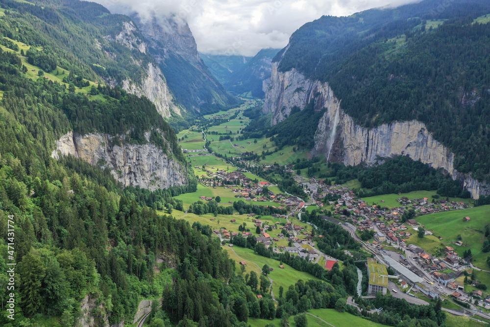 iconico valle suizo lleno de cascadas y cabañas de madera llamado Lauterbrunnen