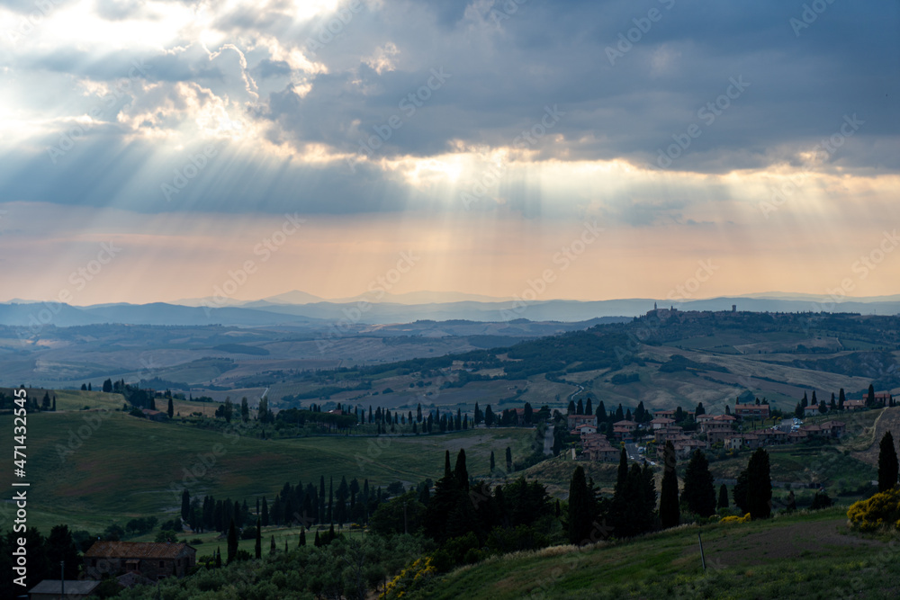 tuscany_village_sky_sun_light