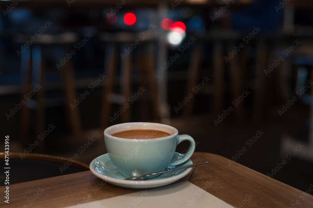 Obraz premium Cocoa cup in the cafe on a table at night time