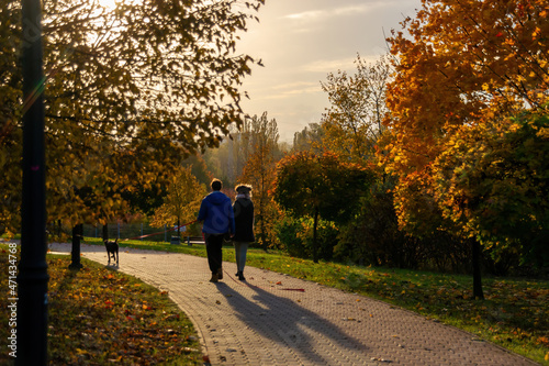 Jesienny spacer pary z psem w Parku Środula w Sosnowcu, jesień 2021