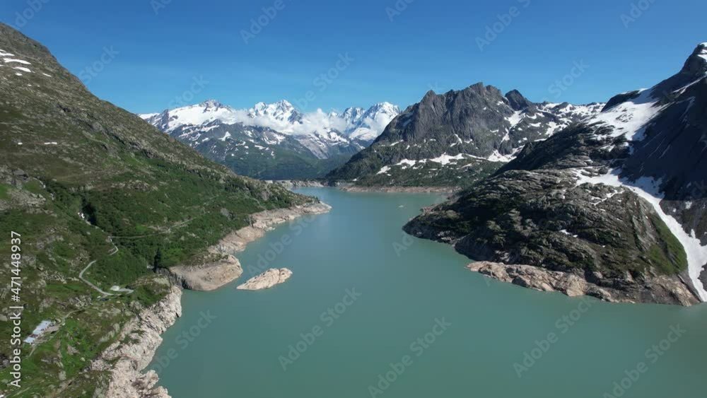Vue aérienne du lac d'Emosson en Suisse avec son barrage