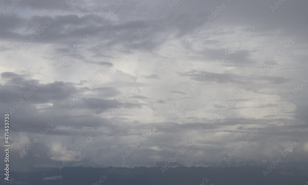 Obraz premium evening photo from the top of the mountain Below is a high mountain peak, above is the atmospheric sky. There are clouds with a cool wind blowing. Gives you a feeling of comfort and freedom. Thailand.