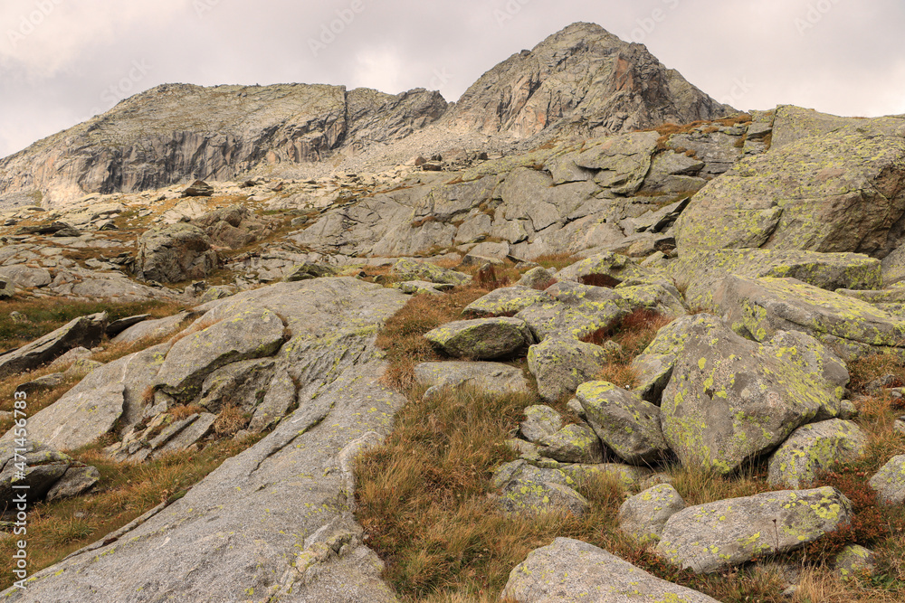 Schroffe Hochgebirgslandschaft in den Bernina-Alpen; Blick zum Pizzo della Remoluzza (2814m)