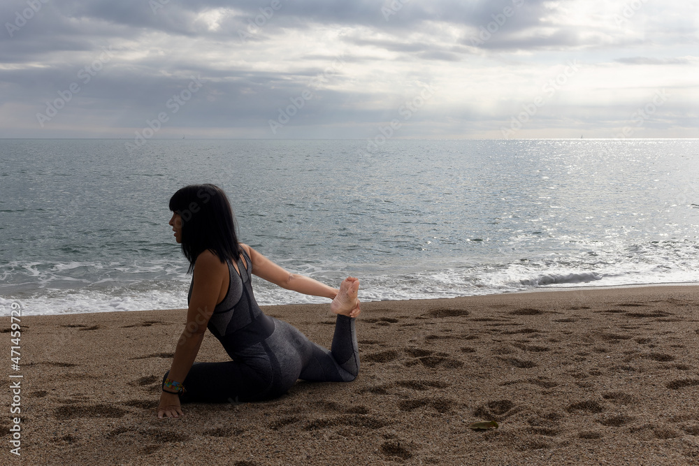 girl doing sports on the beach, sports girl