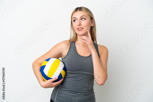 Young caucasian woman playing volleyball isolated on white background thinking an idea while looking up