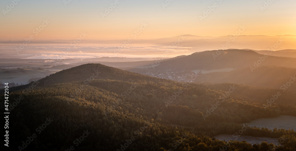 berge mit Nebel am morgen