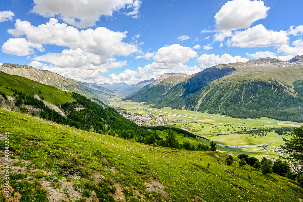 Obraz premium Samedan, Dorf, Corviglia, Celerina, Bergbahn, Oberengadin, Inn, Fluss, Inntal, Wanderweg, Graubünden, Alpen, Sommer, Schweiz