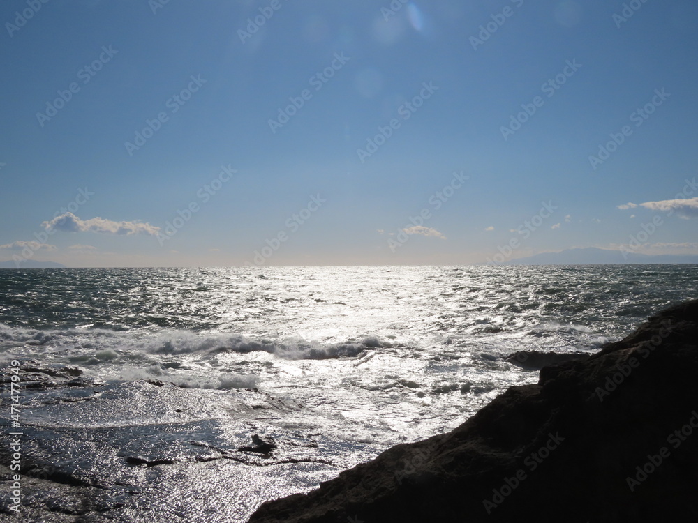江ノ島の岩棚に打ち寄せる波