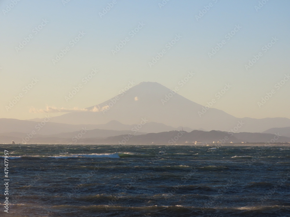 江ノ島の荒れた海と富士山