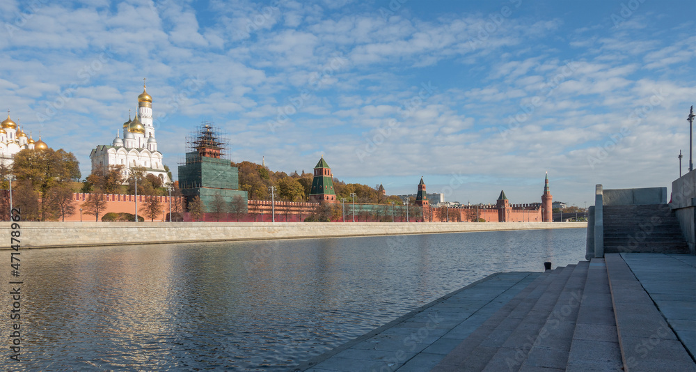 Autumn day near the Moscow Kremlin on the Moskva River Autumn day near the Moscow Kremlin on the Moskva River