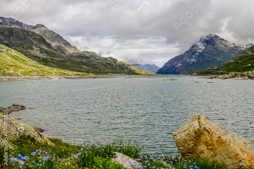 Bernina, Lago Bianco, Stausee, Val Bernina, Berninapass, Passhöhe, Wanderweg, Ospizio Bernina, Wasserscheide, Alpen, Graubünden, Sommer, Schweiz photo