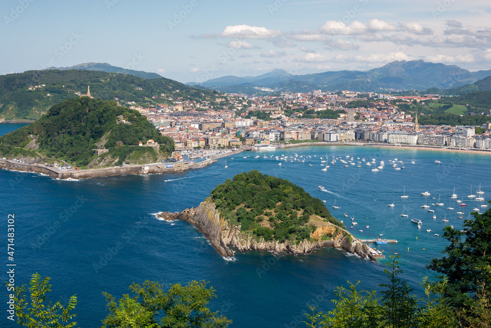 Vista de San Sebastián, el puerto, la playa de la Concha y la isla de Santa Clara desde el Monte Igueldo. Tomada en julio de 2021.