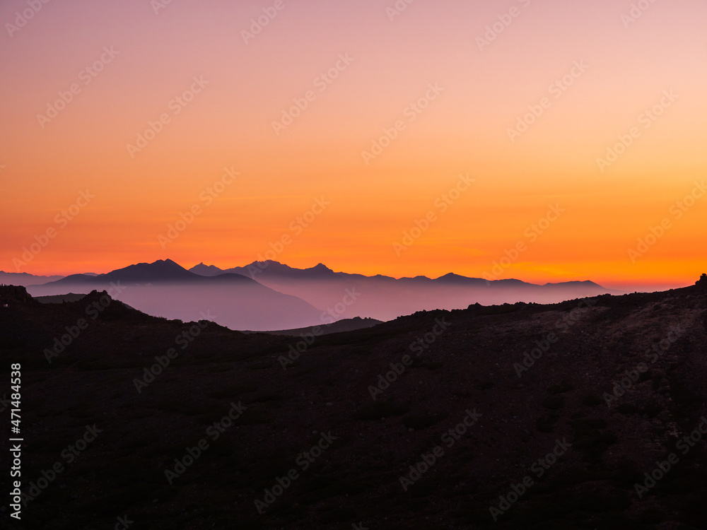北アルプスの朝焼け　御嶽山からの絶景