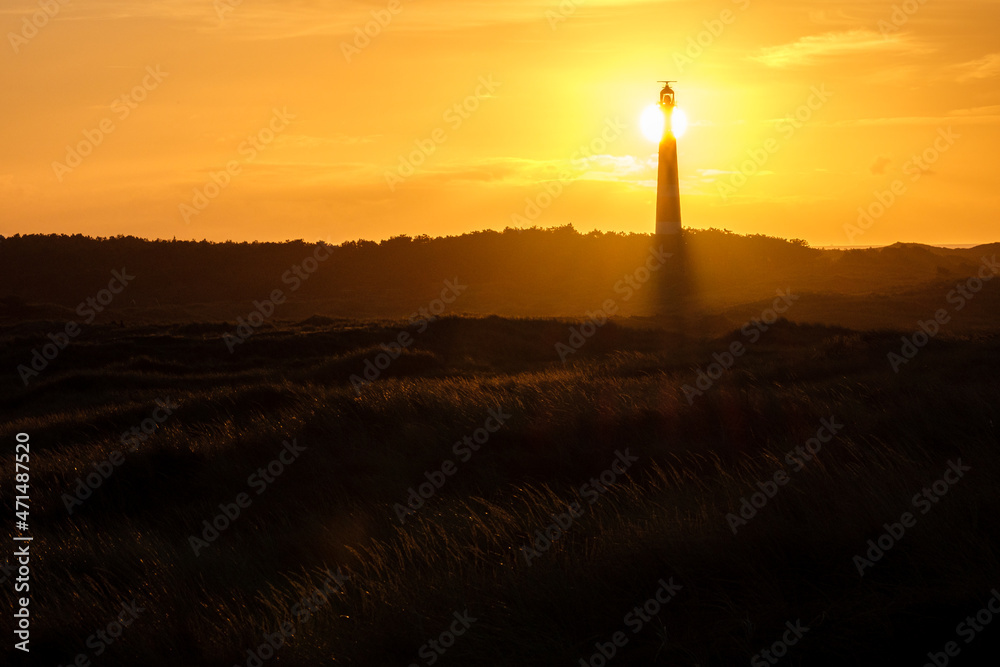 Sonne hinter dem Leuchtturm auf Ameland