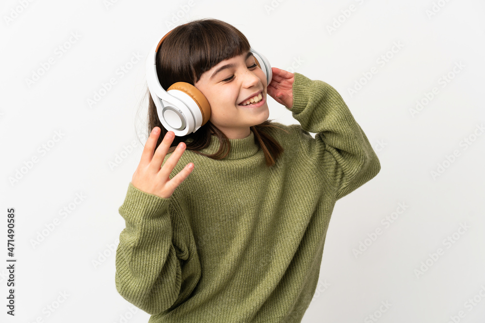 Obraz premium Little girl listening music with a mobile isolated on white background listening music and singing