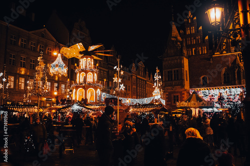  Night photo of the Christmas market in Wroc  aw