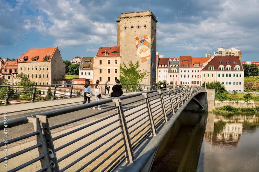 görlitz, deutschland - altstadtbrücke nach zgorzelec mit dreiradenmühle