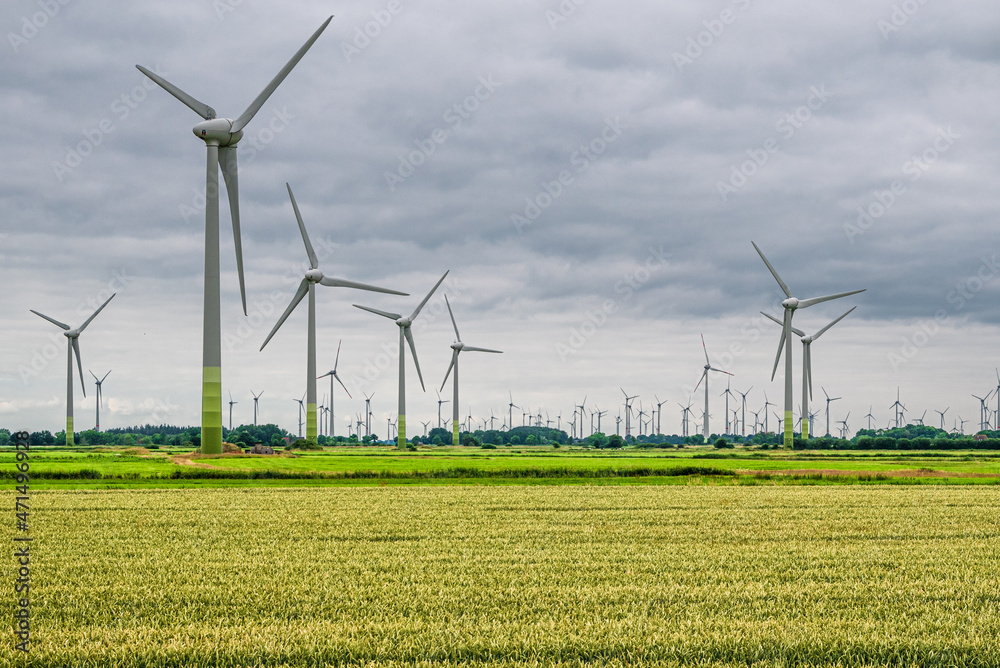 Windräder an der Nordseeküste