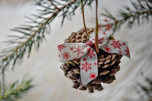 Bombka z szyszki, naturalne ręcznie robione ozdoby świąteczne, dekoracje bożonarodzeniowe, ozdobna szyszka na choinkę. Pinecone, christmas tree ornaments.