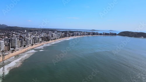 Wallpaper Mural Imagem de drone em uma manhã ensolarada de da Praia do Morro com Muquiçaba e bairro Aeroporto em Guarapari no estado do Espírito Santo Brasil. Torontodigital.ca
