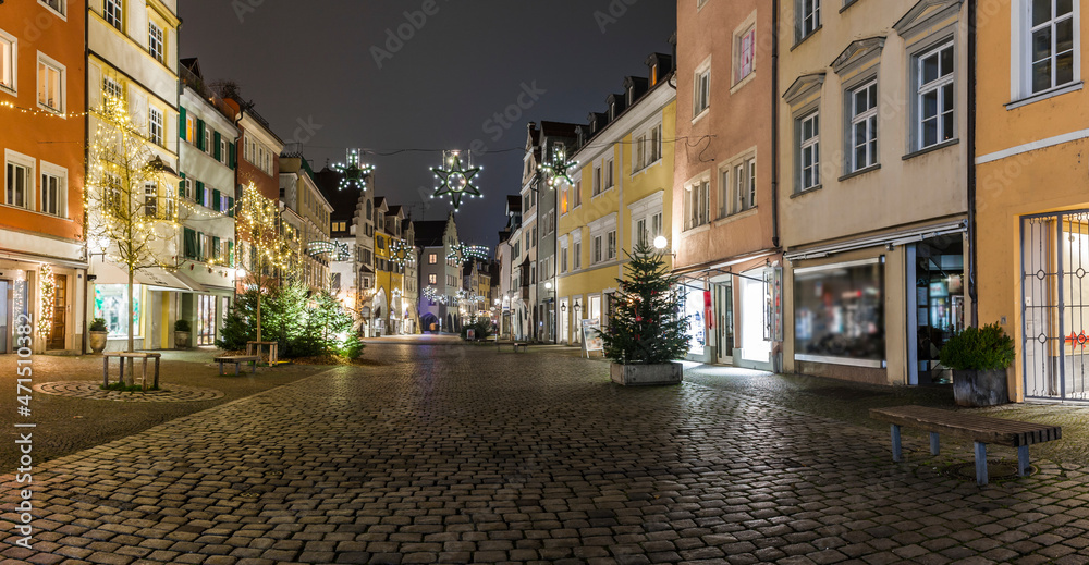 Beleuchtete Fußgängerzone von Lindau am bodensee zur Weihnachtszeit