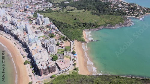 Imagem de drone em uma manhã ensolarada da Praia da Cerca com Condomínio Aldeia da Praia ao fundo em Guarapari no estado do Espírito Santo Brasil. photo