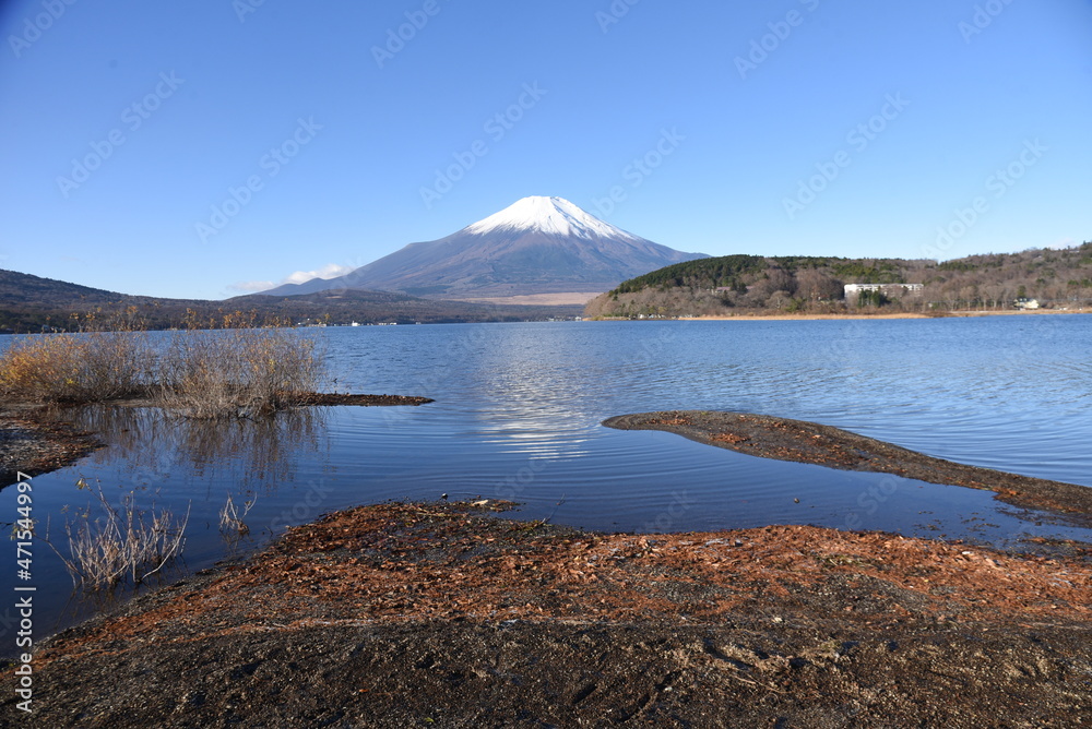 Japan's famous tourist attraction,'Yamanakako-lake' in late autumn.
Yamanakako-lake is a scenic lake at the foot of Mt. Fuji in Yamanashi Prefecture, Japan.