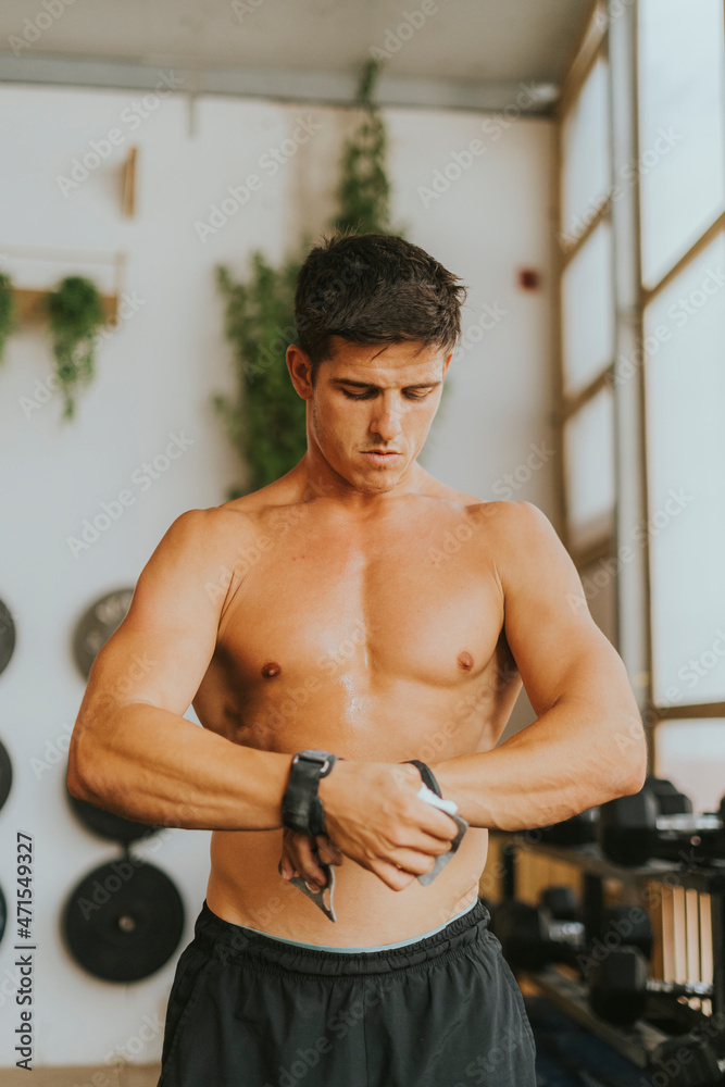 Obraz premium Hombre crossfit deporte. Protección de muñeca crossfit. Preparándose adolescente joven deportes.