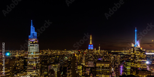 Night-time panorama of Manhattan. Seen are the the Empire State Building, the One World Trade Center and the One Vanderbilt building.