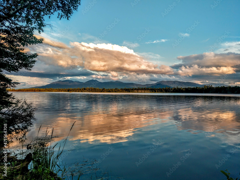 Obraz premium Lake reflecting clouds at dusk