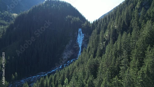 Vue aérienne par drone de la cascade de Krimmler en Autriche 
