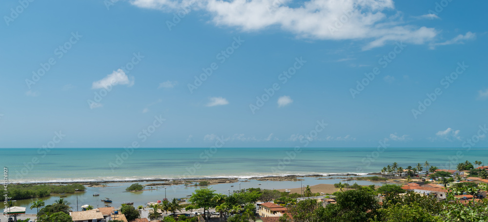 Fototapeta premium vista de cima de pria com muitas pedras que desaparecem com a maré alta