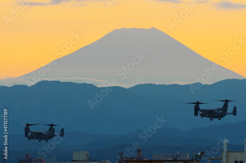 夕暮と富士山とオスプレイ