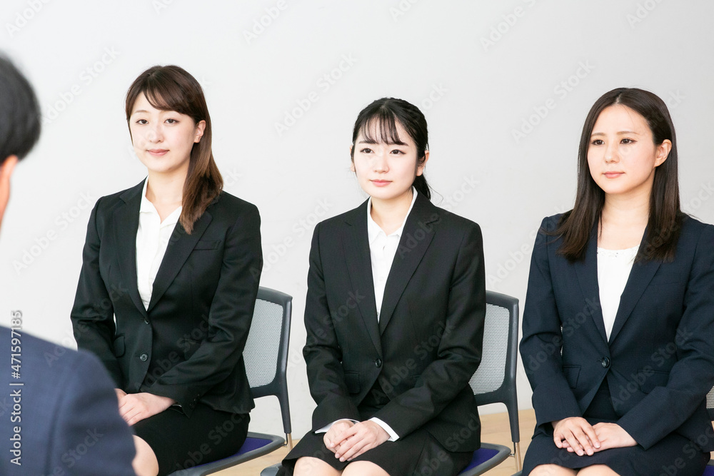 就活生と面接官（緊張・真剣）
