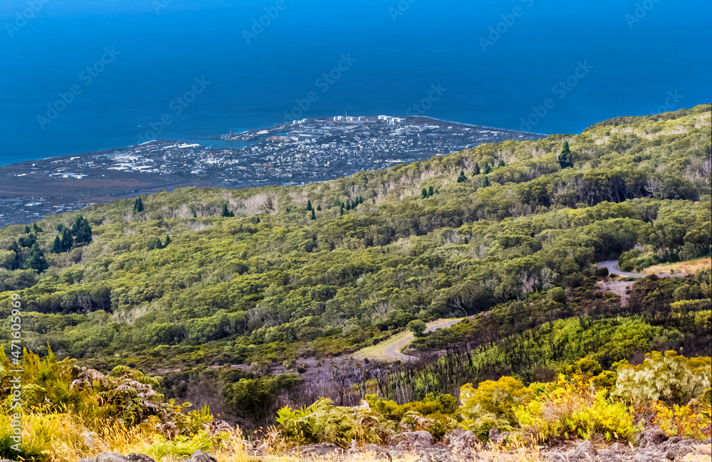 La ville du Port vue du Maïdo, île de la Réunion 