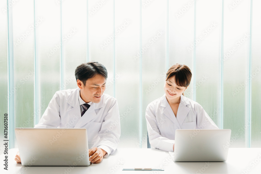 Obraz premium 白衣姿の男女(正面・笑顔)