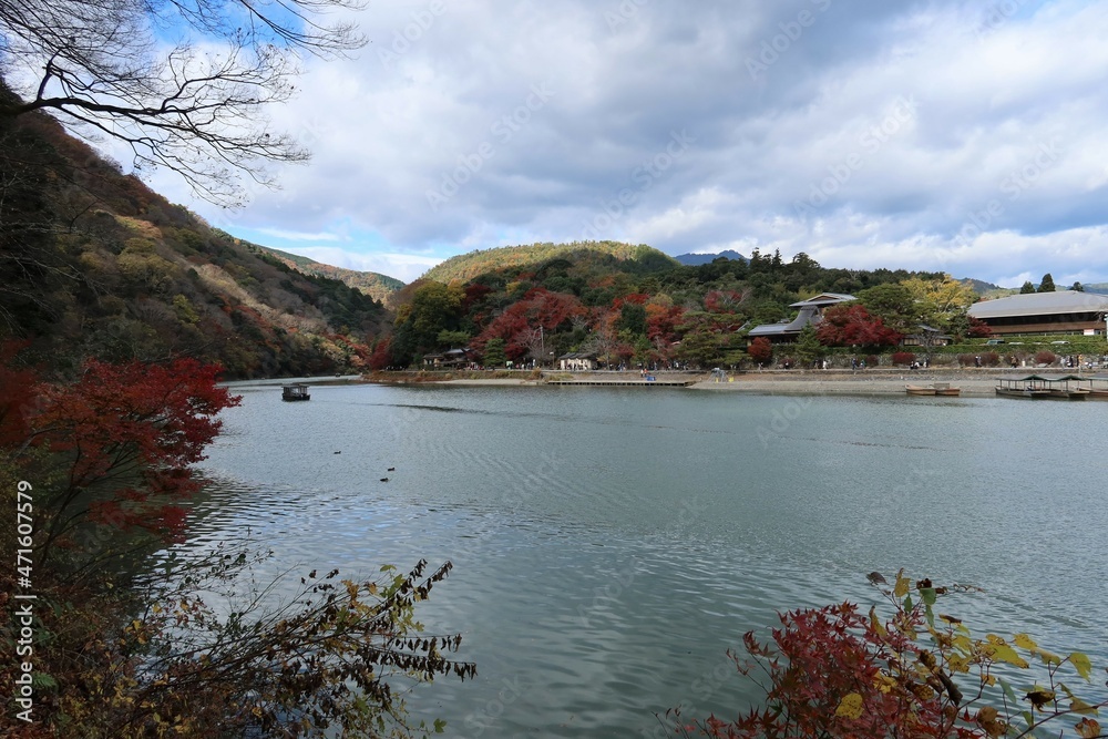A view of Hozu-gawa River and Tourist spot Arashiyama in autumn in Kyoto in Japan 日本の京都にある観光地嵐山と木津川の秋の風景