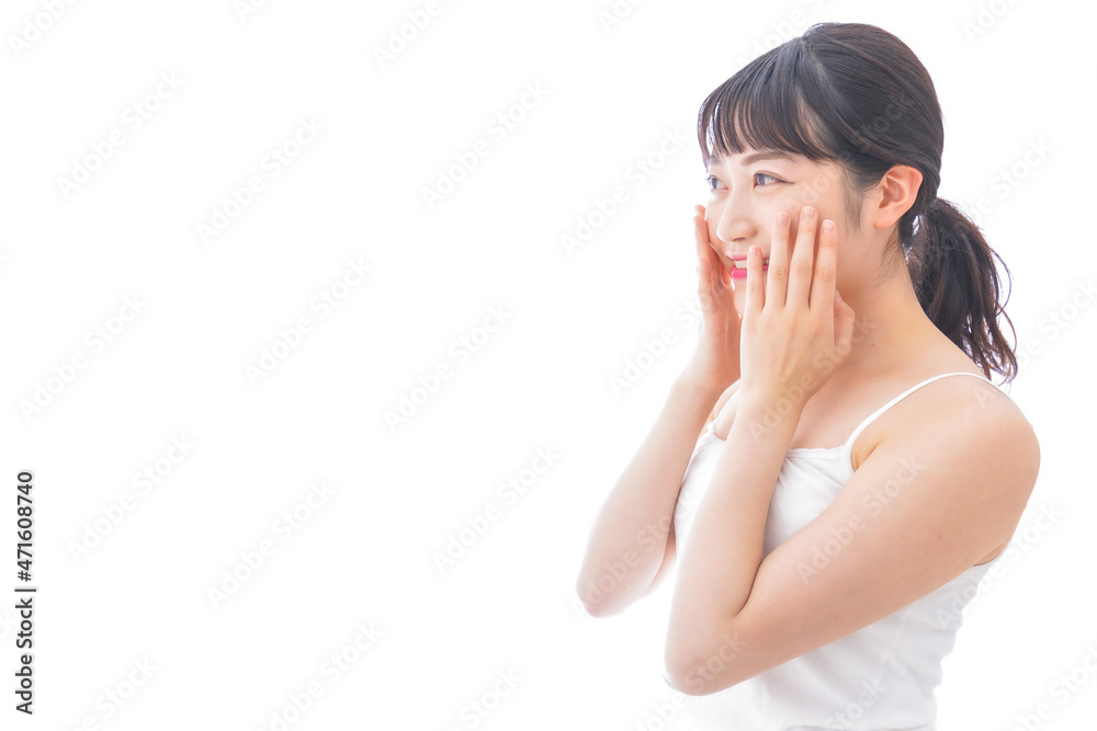 フェイシャルケアをする若い女性